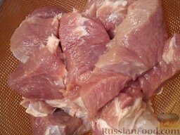 Шашлык из свинины в домашних условиях: Мясо нарезаем порционными кусками (крупными, мелкими, какие для вас удобны).