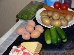 Слоеный салат с крабовым мясом: Подготовить продукты. Отварить морковь, яйца и картофель до готовности. Охладить, почистить.