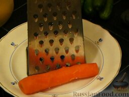 Слоеный салат с крабовым мясом: Натереть на крупной терке морковь, картофель, яйца и сыр.