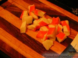 Слоеный салат с крабовым мясом: Огурцы, помидоры и крабовые палочки нарезать мелким кубиком.