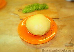Песочное печенье "Зелёные шапочки": Формируем колобок. На 30 минут убираем его в холодильник, завернув в целлофан.