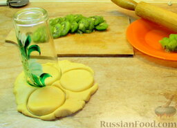Песочное печенье "Зелёные шапочки": Раскатываем небольшие лепёшки и стаканом вырезаем одинаковые кружочки.