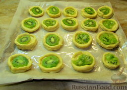 Песочное печенье "Зелёные шапочки": Раскладываем на листе. Бумагу для выпечки аккуратно смазываем маслом.