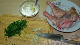 Морской окунь, запеченный со сметаной: Затем перчим её, солим и сбрызгиваем лимонным соком. Отставляем.   В это время рубим мелко петрушку и чеснок. Смешиваем сметану и столовую ложку горчицы.