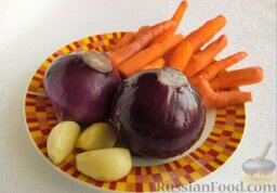 Плов из куриных спинок: Чистим морковь, лук и чеснок.