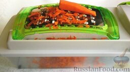 Плов из куриных спинок: Морковь натираем на крупной терке.