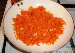 Плов из куриных спинок: Обжариваем морковь на растительном масле до золотистого цвета.