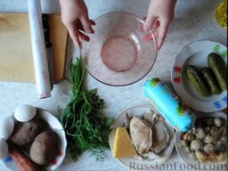 Салат "Лесная поляна": Подготовить необходимые ингредиенты. Заранее отварить морковь и картофель 