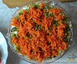 Салат "Лесная поляна": Затем слой натертой отварной моркови.