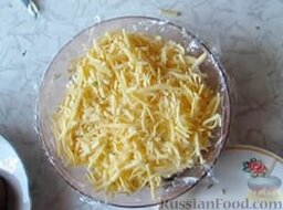Салат "Лесная поляна": Натереть сыр на крупной терке. Посыпать сверху. Затем смазать майонезом.