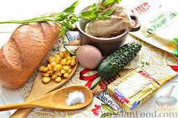 Бутерброды застольные: Подготовим заявленные ингредиенты. Среди них отварными должны быть курятина и яйцо.