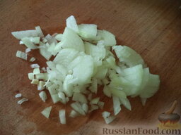 Салат "Подсолнух" с курицей и грибами: Лук репчатый очистить, вымыть, нарезать кубиками.