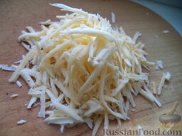 Салат "Подсолнух" с курицей и грибами: Сыр натереть на крупной терке.