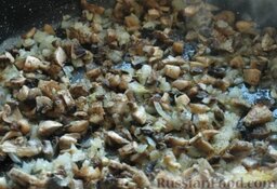 Салат "Подсолнух" с курицей и грибами: Разогреть сковороду, налить горячее масло. В горячее масло выложить лук и грибы. Жарить на среднем огне, помешивая, 5-7 минут. Посолить, поперчить.