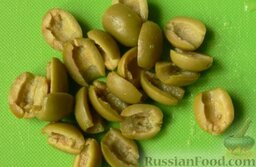 Салат "Подсолнух" с курицей и грибами: Оливки (или маслины) разрезать пополам.