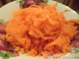 Салат "Гранатовый браслет" с копченой курицей: Морковь очистить, натереть на крупной терке.