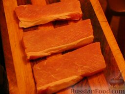 Мясо по-французски (из свинины): Нарезать пластами толщиной не более 1 см.