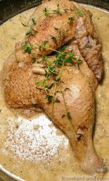 Цыпленок в сметанно-грибном соусе: Посыпать крупноразмолотым белым перцем и подать. Приятного аппетита.
