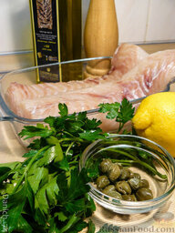 Рыба с маслом из каперсов и петрушки: Разделать рыбу на филе. Обвалять в муке, смешанной с солью и перцем. Зажарить в разогретом оливковом масле на сковороде до румяной корочки.