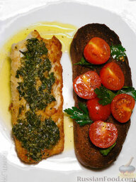 Рыба с маслом из каперсов и петрушки: Выкладываем горячую рыбу на тарелку, поливаем получившимся соусом и подаем, наслаждаясь ароматом.