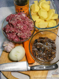 Запеканка с бараниной: Почистим картошку и поставим вариться в подсоленной воде.