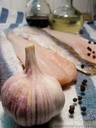 Рыба с обжаренным чесноком и уксусной заправкой: Разделаем рыбу на филе с кожей, посолим и посыпем черным перцем.