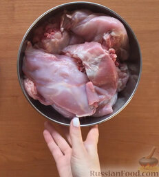 Кролик тушеный в сметане: Разделываем кроличью тушку на небольшие порции.