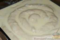 Болгарский пирог с сыром: Расстойка - 15-20 минут в теплом месте (у меня - 30 минут).  Подготовить заливку для пирога. Слегка взбить яйца с сахаром, добавить молоко.  Вылить молочную смесь на пирог и поставить в духовку.