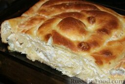 Болгарский пирог с сыром: Готовый пирог накрыть льняным полотенцем на 10-15 минут.