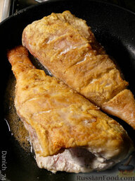 Морской окунь, запеченный под овощами: Рыбу вынуть из маринада, хорошо обвалять в муке и обжарить на сковороде до румяной корочки.