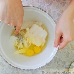 Апельсиновый кекс: В чаше растереть масло, сахар и яйца до однородной массы.