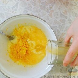 Апельсиновый кекс: Добавить в массу цедру, которую натерли, и выжатый сок.