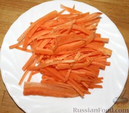 Салат "Гнездо глухаря": Морковь также порезать соломкой.