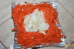 Кролик в молочно-соевом соусе, под морковно-луковой "шубой": Пока жарится мясо, нужно нарезать морковь или натереть на терке. Репчатый лук мелко порезать.