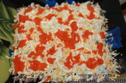 Слоеный салат из свиного языка: Вареную морковь мелко потрите поверх второго слоя.