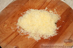 Слоеный салат из свиного языка: Потрите на мелкой терке твердый сыр.