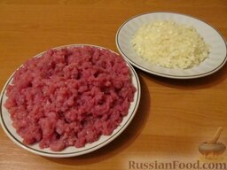 Сочные манты: Подмороженное мясо порезать мелким кубиком (размер с горошину). Таким же образом измельчить 3 луковицы. На мелкой терке натереть 1 картофелину.