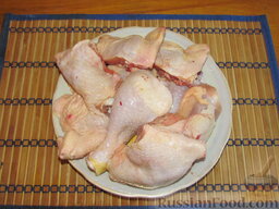 Пряная курица с имбирем: Курицу нужно сполоснуть и нарубить порционными кусками.
