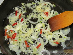 Пряная курица с имбирем: Накалить сковороду с маслом и обжарить подготовленные овощи в течение 5 минут. Добавить туда же давленый чеснок.
