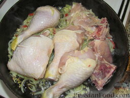 Пряная курица с имбирем: Выложить курицу к овощам. Убавить огонь и тушить все вместе около 15 минут. Курицу посолить с двух сторон и перевернуть.