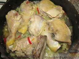 Пряная курица с имбирем: Затем подлить кипяток так, чтобы он наполовину прикрывал мясо и тушить до готовности, накрыв крышкой.