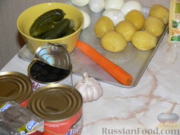 Салат с горбушей, картофелем и плавленым сыром "Змейка": Подготовить продукты. Яйца и картофель отварить и почистить.