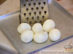 Салат с горбушей, картофелем и плавленым сыром "Змейка": Яйца и картофель также необходимо натереть на терке.