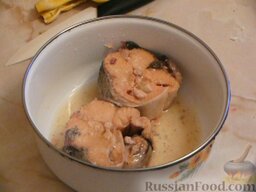 Салат с горбушей, картофелем и плавленым сыром "Змейка": Рыбу необходимо размять вилкой.