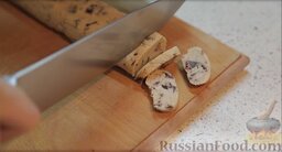 Печенье с кусочками шоколада: Включить духовку, чтобы она предварительно разогрелась до 180 градусов.   Тесто вынуть из морозильной камеры, аккуратно нарезать из колбасок печенье, толщиной не более 0,5-0,8 см.