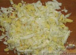 Паштет из белой фасоли и яиц: Яйца отварить вкрутую (8-10 минут на среднем огне после вскипания). Охладить, очистить, натереть на терке.
