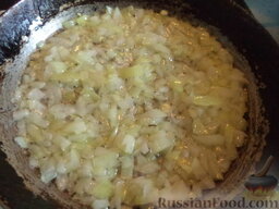 Паштет из белой фасоли и яиц: Разогреть сковороду, налить растительное масло. В горячее масло выложить лук. Жарить 2-3 минуты, помешивая, на среднем огне до золотистости.