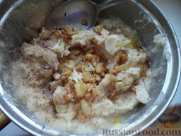Паштет из белой фасоли и яиц: К пюре добавить 2/3 части жареного лука с маслом, чеснок, грецкие орехи, посолить, поперчить.