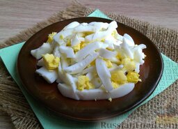 Пикантный салат с сердцем, сыром, огурцом: Яйцо сварить вкрутую (8-10 минут), очистить от скорлупы, накрошить тонкими полосками.