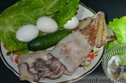Салат с кальмарами и огурцами: Подготавливаем необходимые продукты для салата из кальмаров.